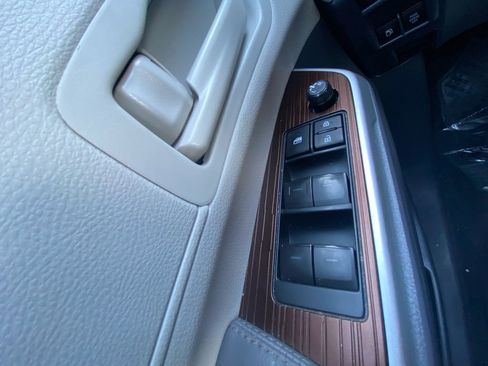 Used 2023 Toyota Sienna LE w/ LE Plus Package FWD image 11