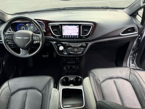 Used 2019 Chrysler Pacifica Touring-L FWD image 48