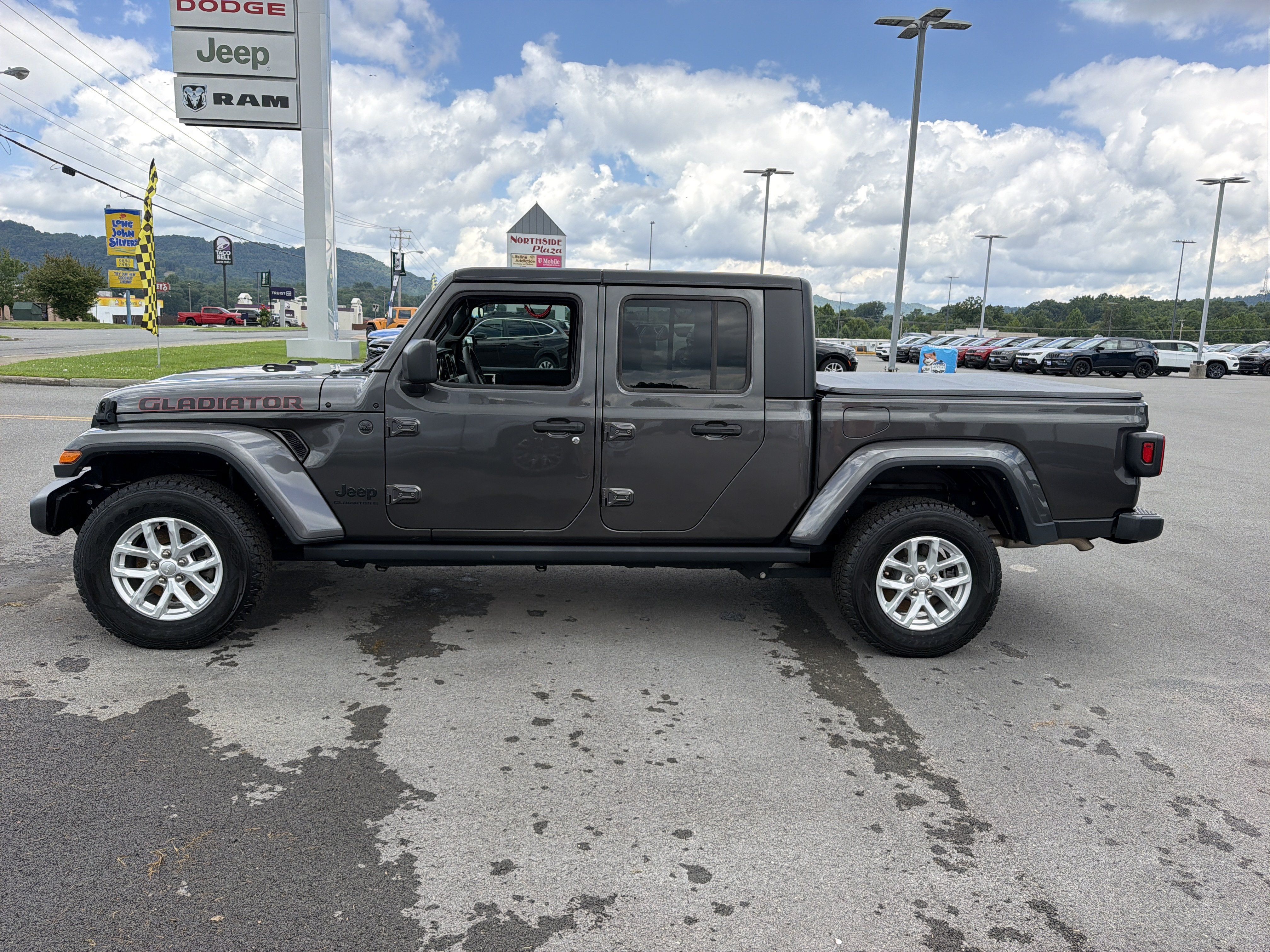 Used 2023 Jeep Gladiator Sport AWD/4WD image 12