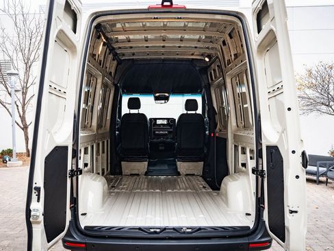 Used 2024 Mercedes-Benz Sprinter 2500 image 18