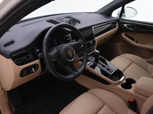 Used 2025 Porsche Macan image 4