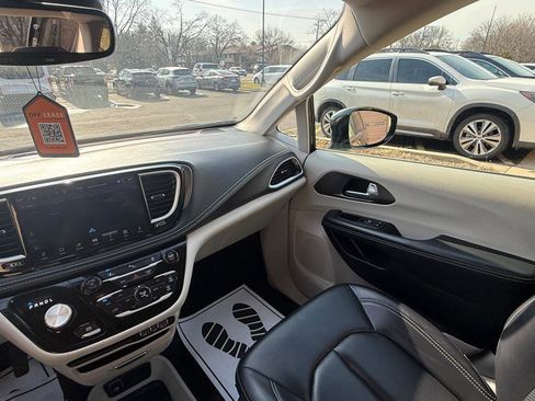 Used 2024 Chrysler Pacifica Select image 17