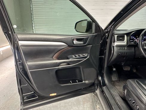 Used 2015 Toyota Highlander XLE FWD image 17