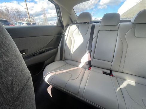 Used 2025 Hyundai Elantra Limited image 39