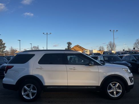 Used 2017 Ford Explorer XLT w/ Equipment Group 201A image 5