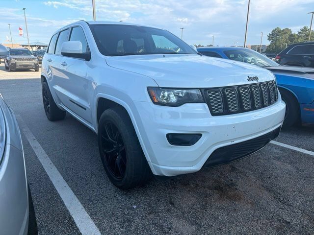 Used 2020 Jeep Grand Cherokee Altitude RWD image 1