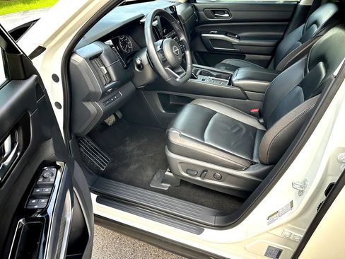 Used 2024 Nissan Pathfinder SL w/ SL Premium Package FWD image 11