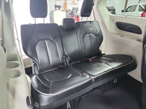 Used 2023 Chrysler Pacifica Limited FWD image 52
