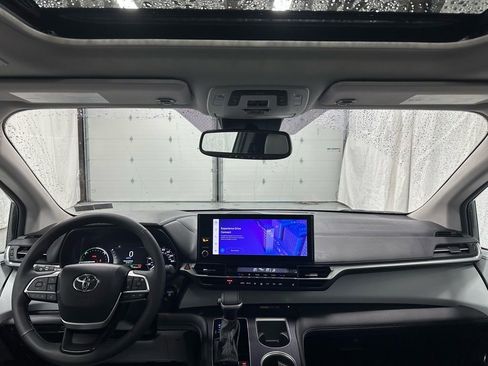 Used 2025 Toyota Sienna XLE image 44