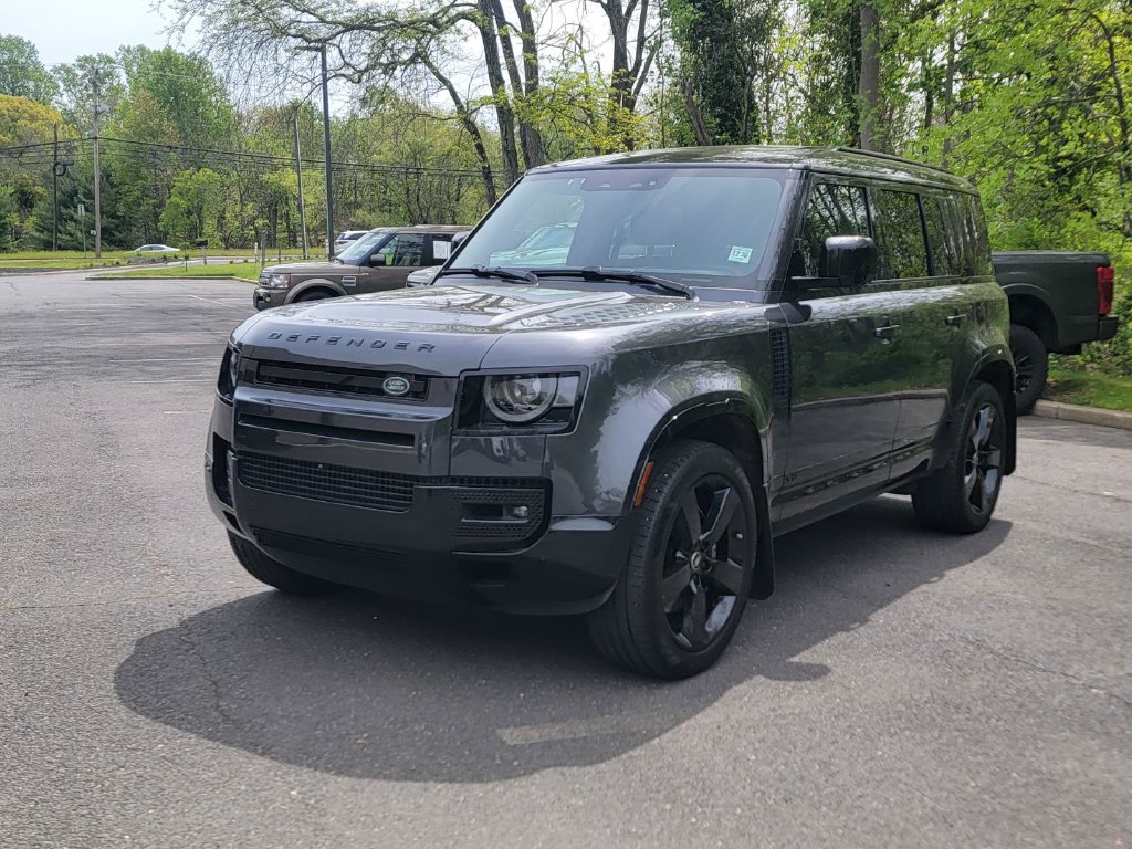 Used 2025 Land Rover Defender 110 V8 AWD/4WD image 4