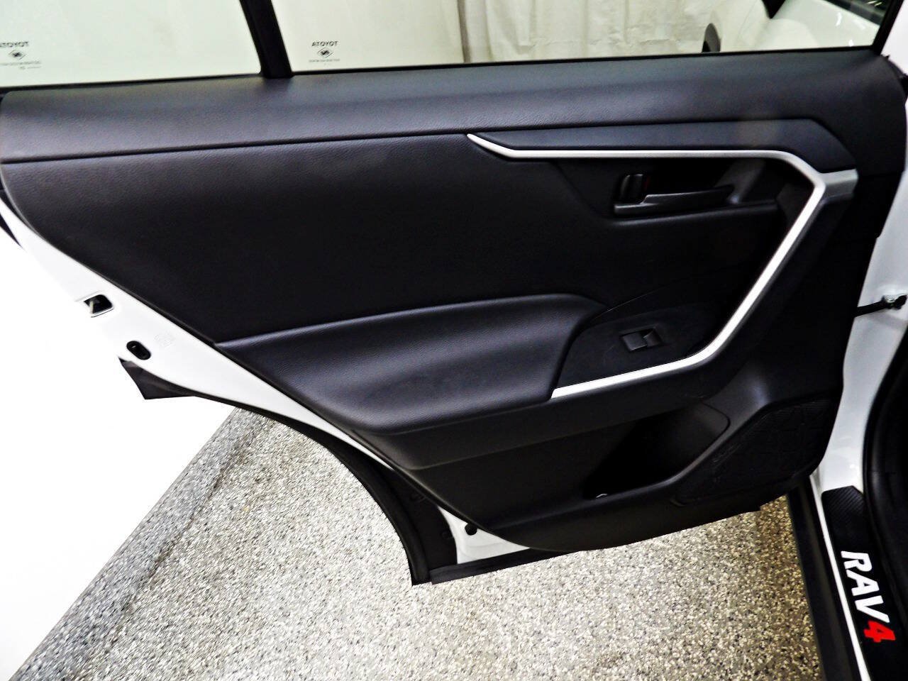 Used 2021 Toyota RAV4 LE FWD image 9