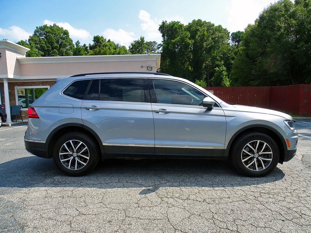 Used 2020 Volkswagen Tiguan SE w/ Panoramic Sunroof Package FWD image 9