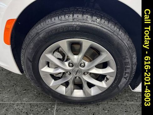 Used 2024 Chrysler Pacifica Touring-L image 24