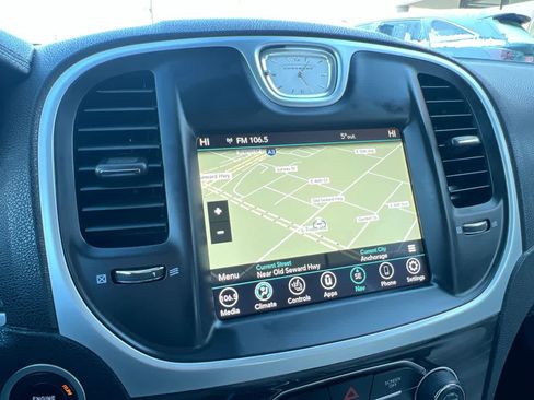 Used 2022 Chrysler 300 Touring L image 18