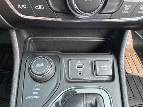 Used 2021 Jeep Cherokee Latitude Plus AWD/4WD image 12