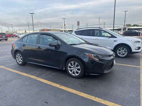 Used 2021 Toyota Corolla LE FWD image 3
