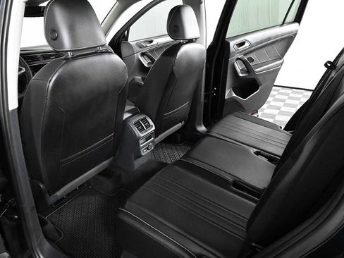 Certified 2022 Volkswagen Tiguan SE w/ Panoramic Sunroof Package AWD/4WD image 14
