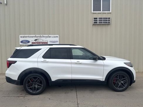 Used 2025 Ford Explorer ST image 1