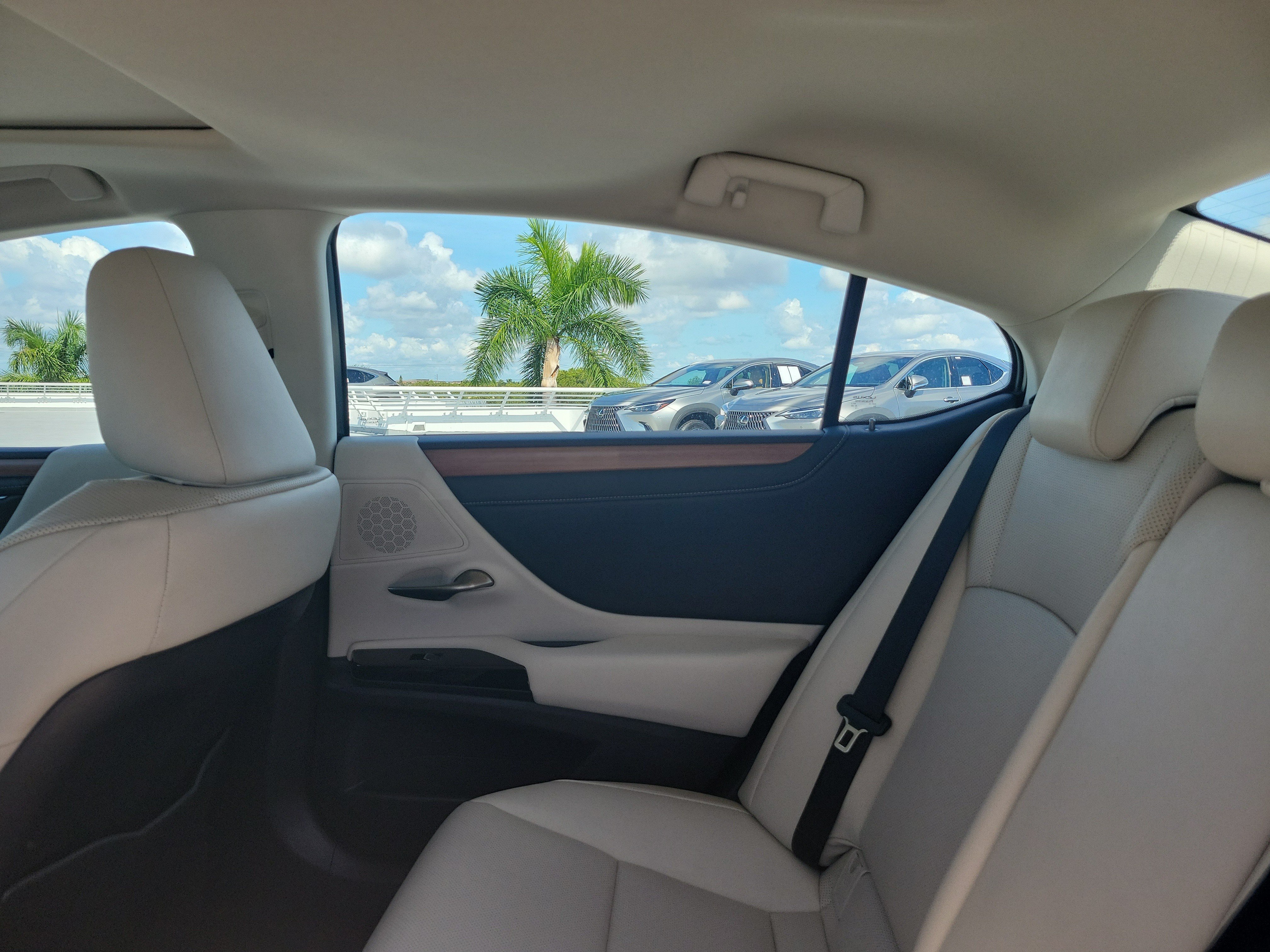 Used 2025 Lexus ES 350 w/ Premium Package FWD image 12