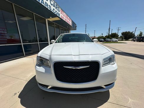 Used 2018 Chrysler 300 Touring L RWD image 7