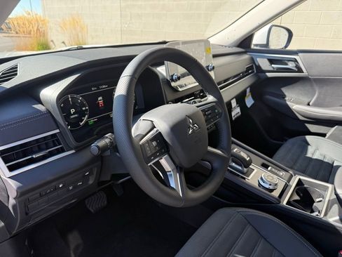 New 2025 Mitsubishi Outlander SE image 18