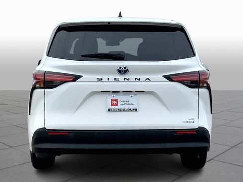 Used 2021 Toyota Sienna LE image 4