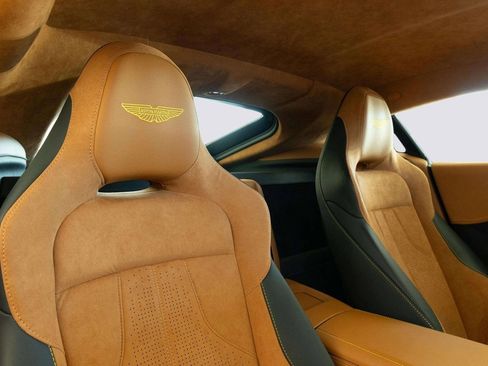 Used 2025 Aston Martin V8 Vantage Coupe image 16