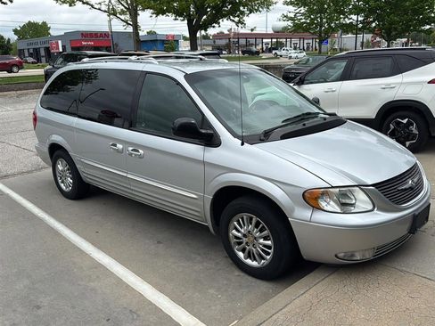 Used 2002 Chrysler Town & Country Limited FWD image 5