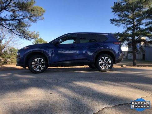 Used 2023 Nissan Rogue SV image 3