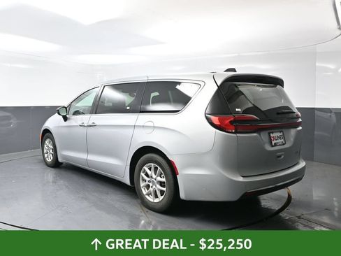 Used 2024 Chrysler Pacifica Touring-L FWD image 13