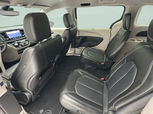 Used 2024 Chrysler Pacifica Touring-L FWD image 12