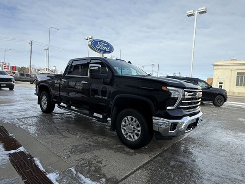 Used 2024 Chevrolet Silverado 2500 LTZ w/ LTZ Premium Package image 8