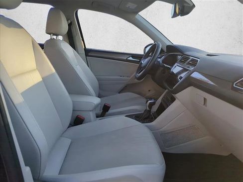 Used 2023 Volkswagen Tiguan SE w/ Panoramic Sunroof Package image 25