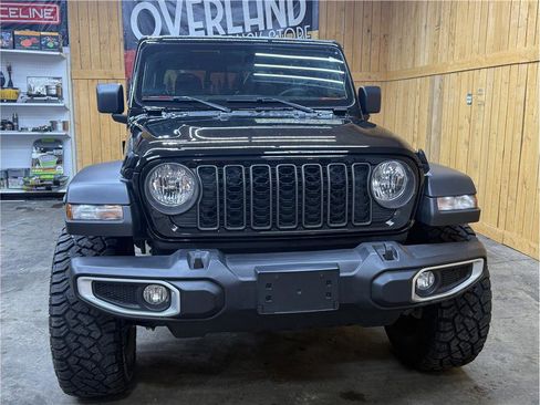 Used 2024 Jeep Gladiator Sport image 3