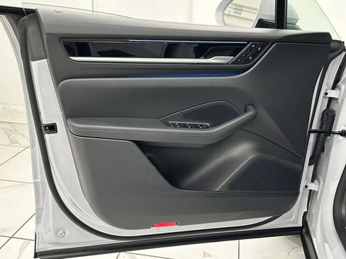 Certified 2025 Porsche Macan Electric image 28