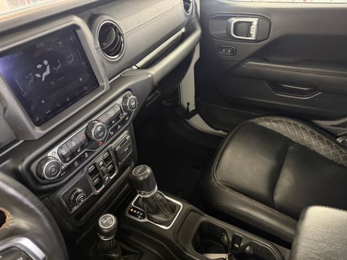 Used 2021 Jeep Gladiator Overland AWD/4WD image 13