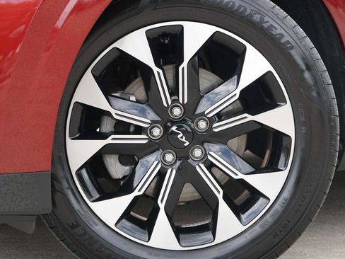 Certified 2023 Kia Carnival EX FWD image 2