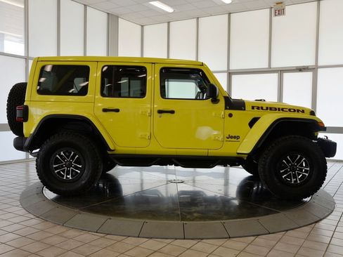 Used 2024 Jeep Wrangler Unlimited Rubicon AWD/4WD image 9