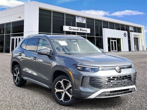 New 2025 Volkswagen Tiguan SE image 1