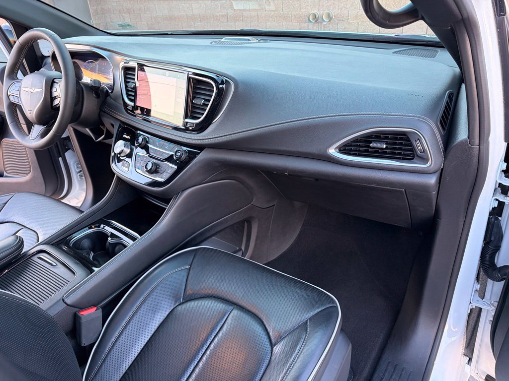 Used 2023 Chrysler Pacifica Limited w/ S Appearance Package FWD image 14