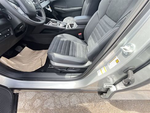 New 2025 Mitsubishi Outlander SE image 12