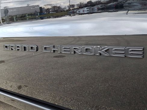 Used 2017 Jeep Grand Cherokee Altitude image 24