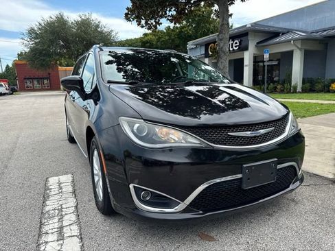 Used 2019 Chrysler Pacifica Touring-L FWD image 2