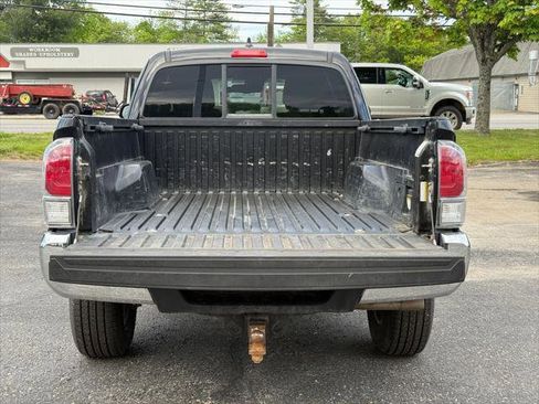 Certified 2022 Toyota Tacoma TRD Off-Road AWD/4WD image 5