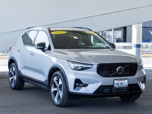 New 2025 Volvo XC40 B5 Plus image 2
