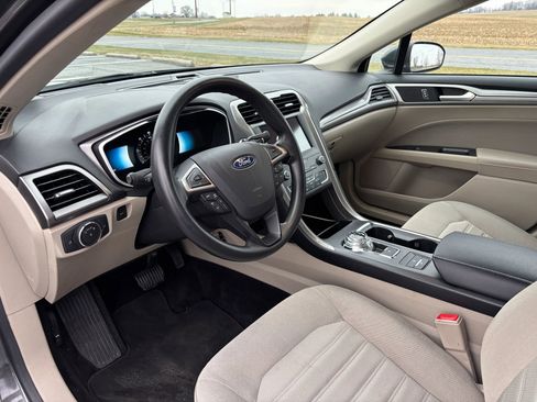 Used 2020 Ford Fusion SE image 3