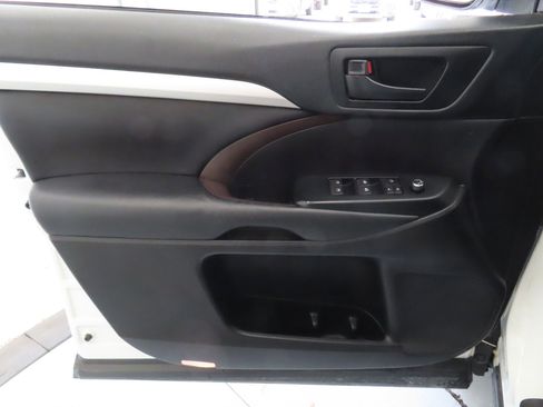 Used 2019 Toyota Highlander Plus FWD image 9