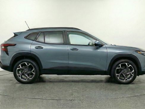 Used 2025 Chevrolet Trax LT w/ LT Convenience Package FWD image 11