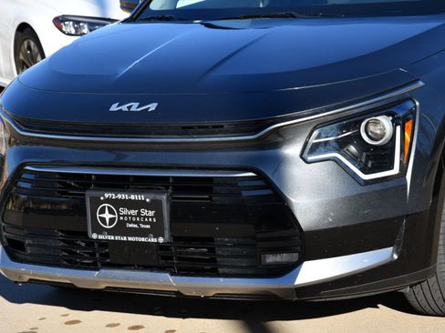 Used 2023 Kia Niro EX Touring image 3