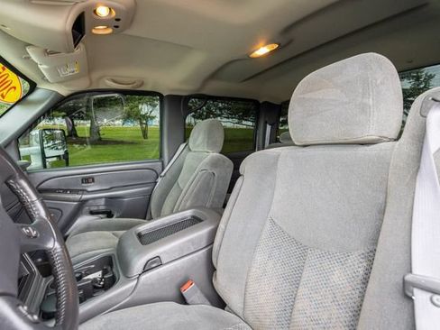 Used 2005 Chevrolet Silverado 2500 LS w/ Heavy-Duty Power Package AWD/4WD image 11